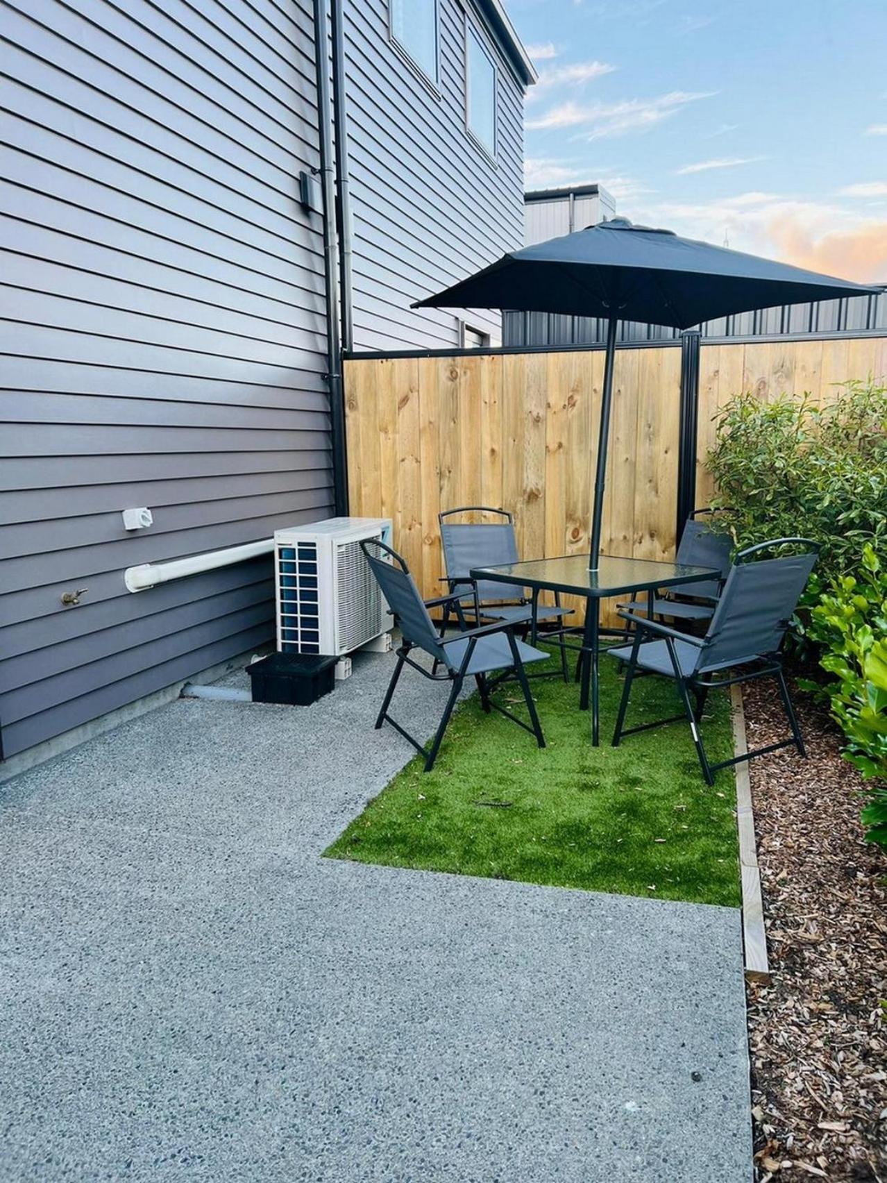 Central Modern 3-Bedroom,3- Bathroom House With Patio And Carpark- Lower Hutt City Centre Extérieur photo